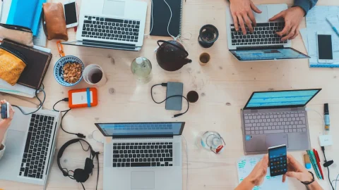 企业办公与互联网工作场景图
